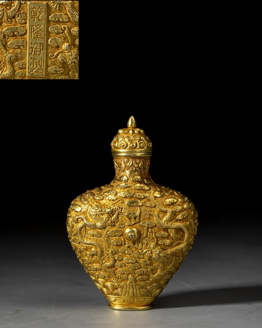 A CHINESE CARVED GOLD SNUFF BOTTLE (1 of 7)