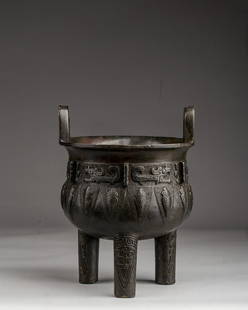 A CHINESE BRONZE BEAST RITUAL FOOD VESSEL, WESTERN ZHOU: Height: 24.7cm. Diam: 18.1cm.