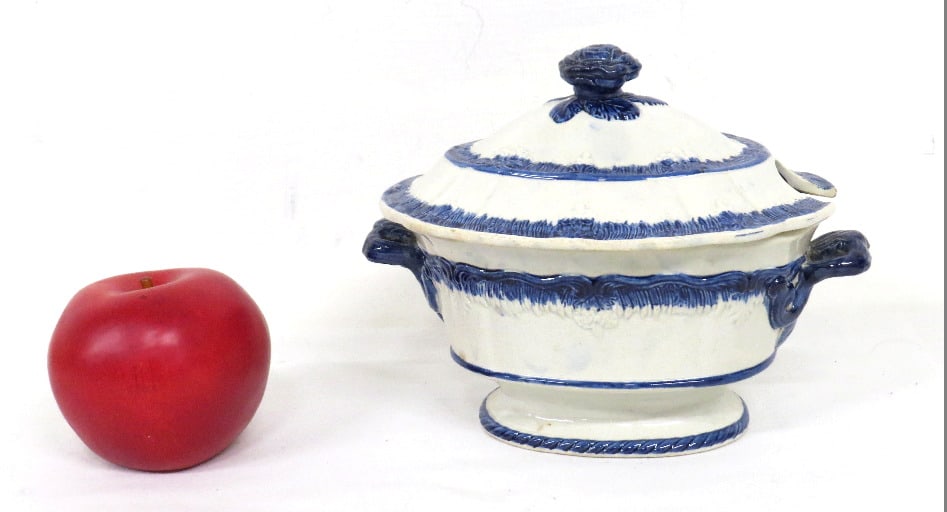 19th C. Leedsware Blue Feather Edge Cov. Sauce or Small Tureen (1 of 7)