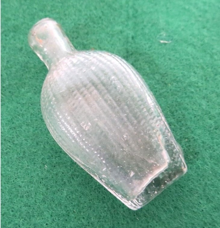 Small Ribbed Pitkin Style Scent Bottle in Clear (1 of 7)