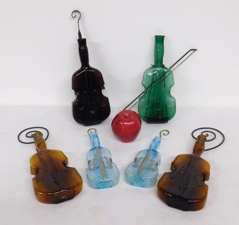 Six blown early violin bottles with hangars (1 of 7)