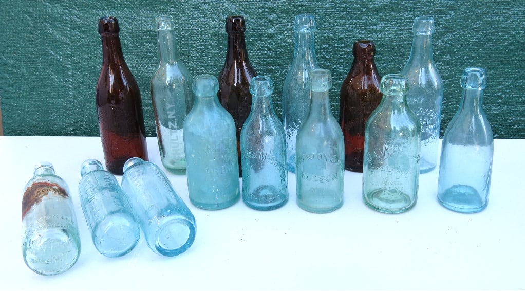 A group of 14 Blob Top Beers & Pony Soda's - Some Local: A group of 14 blob beers and pony soda's, including Kinderhook, Albany, Syracuse, Troy, NYC, Hudson & more. The hudson squat has base chipping, the syracuse Weiss beer has lip chipping, remaining are