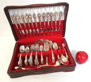 12 Place Setting Wm. Rogers & Son "Victorian Rose" Silverplate in Case