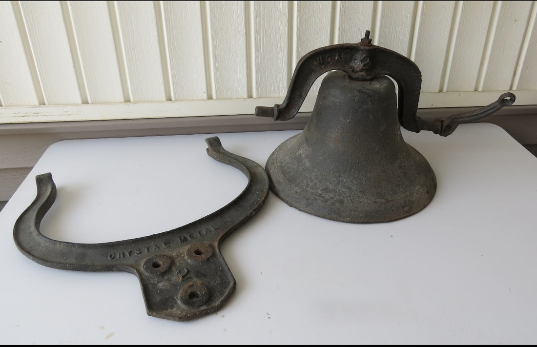 Crystal Metal Co. Cast Iron School House / Farm Bell (1 of 5)