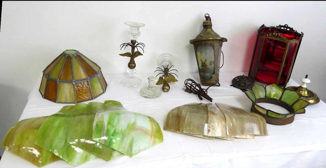 Lot of Late Victorian/Early 20th C. Slag Glass, Oil Lamps & More.: A table lot of mixed late Victorian / early 20th C. lighting parts & pieces including a ruby paneled hanging oil lamp frame w/mirrored reflective back, slag glass panels from two different shades, han