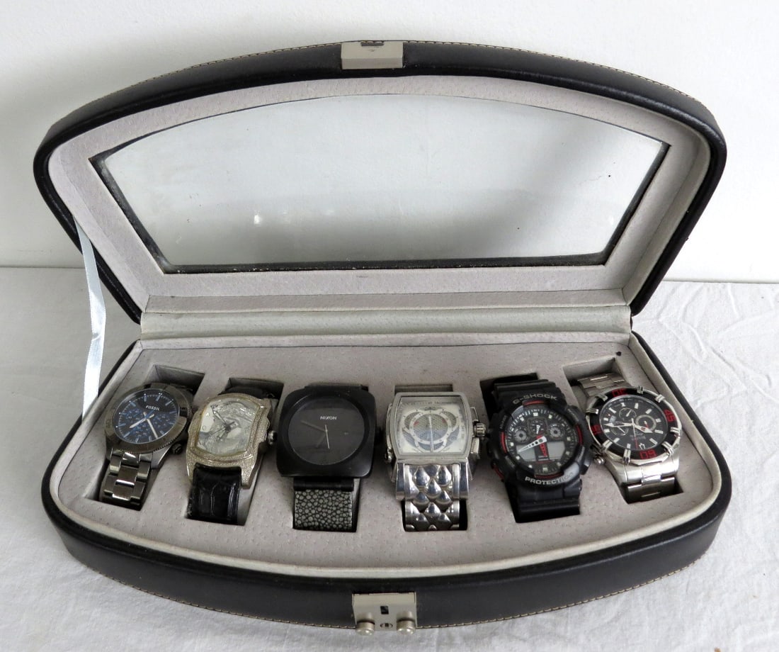 Lot of 6 Collectible Watches in Case - Bulova, Fossil, Invicta and More.: A grouping of six men's watches by various makers including Bulova, Invicta, Fossil and more. Untested, in a leatherette case (latch is broken).