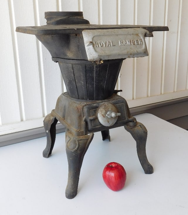 A Royal Ranger No. 52 - Two Burner Cookstove / Camp Stove: A rather diminutive sized Royal Ranger No. 52 Cast Iron Cook Stove, perfect for a cabin or camp, man-cave, garage & more. Complete, in good shape overall, 20" in height, 17.5" wide, 20" depth.