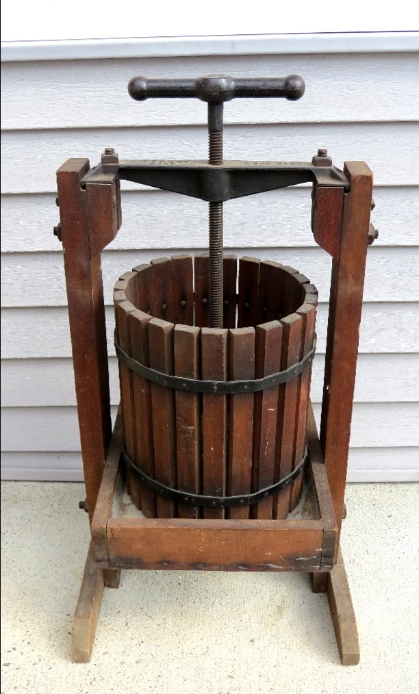 S.G. Weir & Co. Chicago Cast Iron Grape Press Early 20th C.: A turn screw grape press by S.G. Weir & Co. of Chicago, the Eveready model. Press is complete, stands 31"in height, 14" wide, 16.5" depth feet, early 20th C. cast iron & wood. Great decorator item or