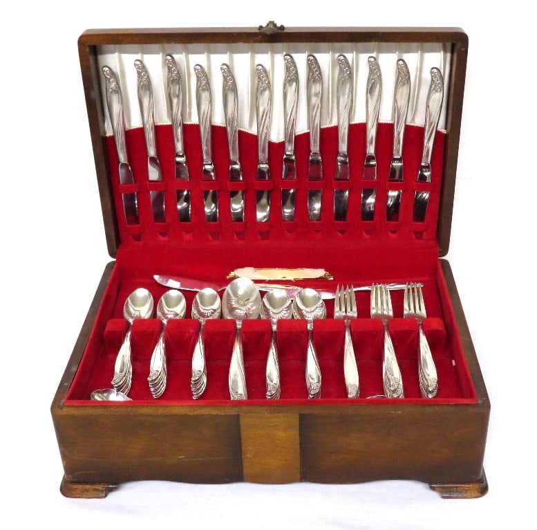 International Crown Inlaid "Royal Empress" Service for 12: A service for 12 by International Crown Inlaid in a pattern called Royal Empress. Set contains 12 knives, 24 teaspoons, 24 forks, 12 soups, 2 serving spoons (1 slotted), 2 butter knives & 2 sugar spoo