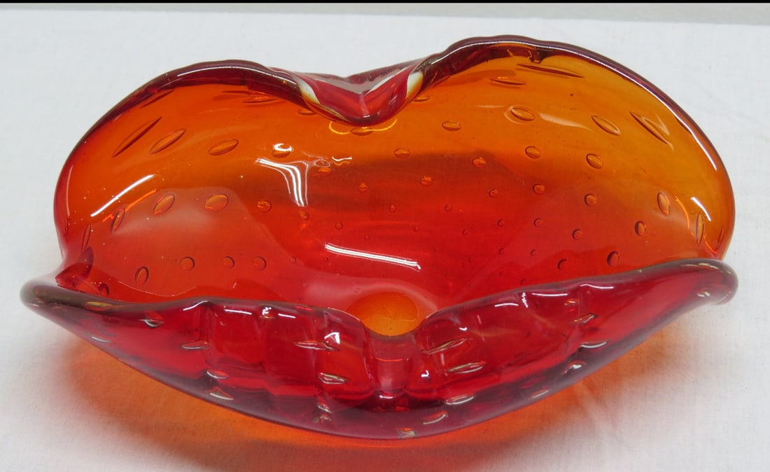 Murano Art Glass Bullicante Sommerso Red Ashtray Bowl or Dish: A beautiful piece of mid-century art glass in this Murano art glass ashtray or bowl utilizing the Bullicante controlled bubble technique and Sommerso Red cased glass to create this quite attractive pi