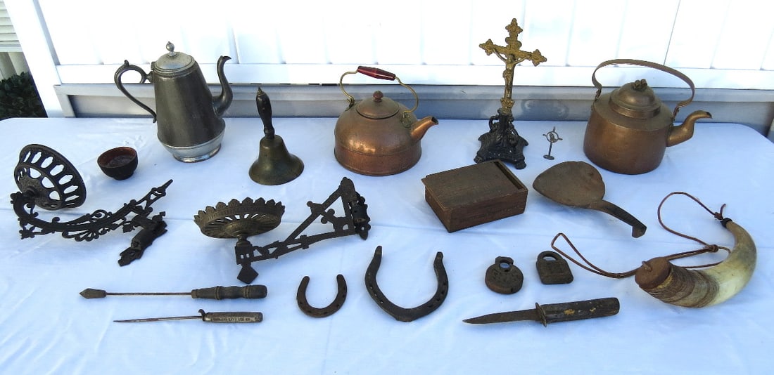 Table Lot of Country Metal Smalls - Victorian Oil Lamp Brackets, Christian Cross & More: Table lot of country smalls including Victorian oil lamp brackets, Christian cross, padlocks, powder horn, horseshoes, copper tea kettles and more