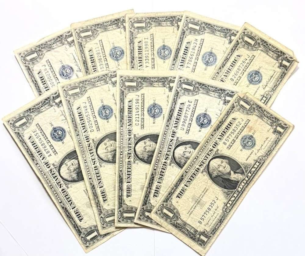 (10) 1935 United States $1 One Dollar Silver Certificate Blue Seal Bank Notes (1 of 7)