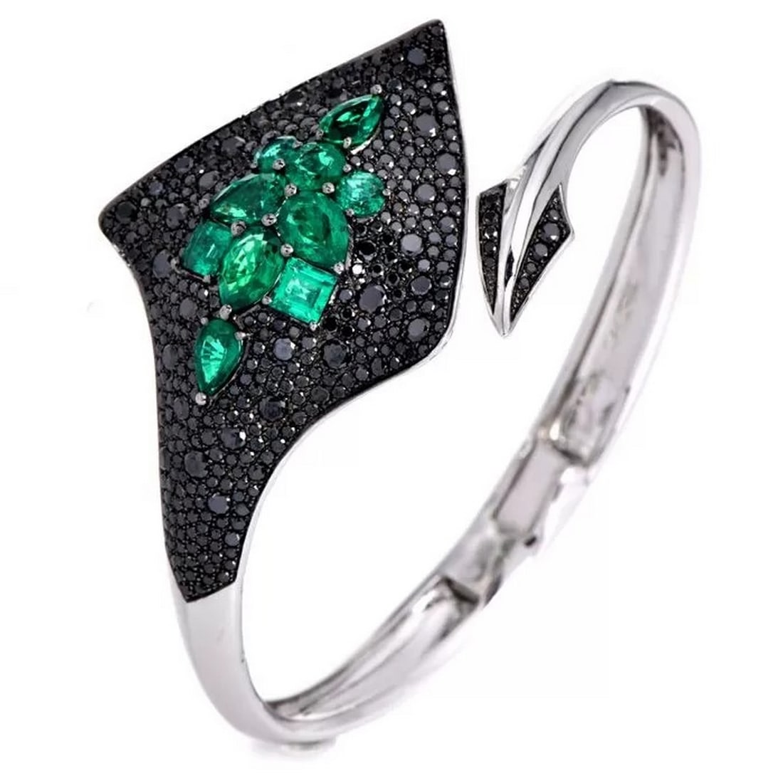 Stephen Webster Diamond Emerald 18K Stingray Cuff Bracelet: Weight: 38.3 Grams