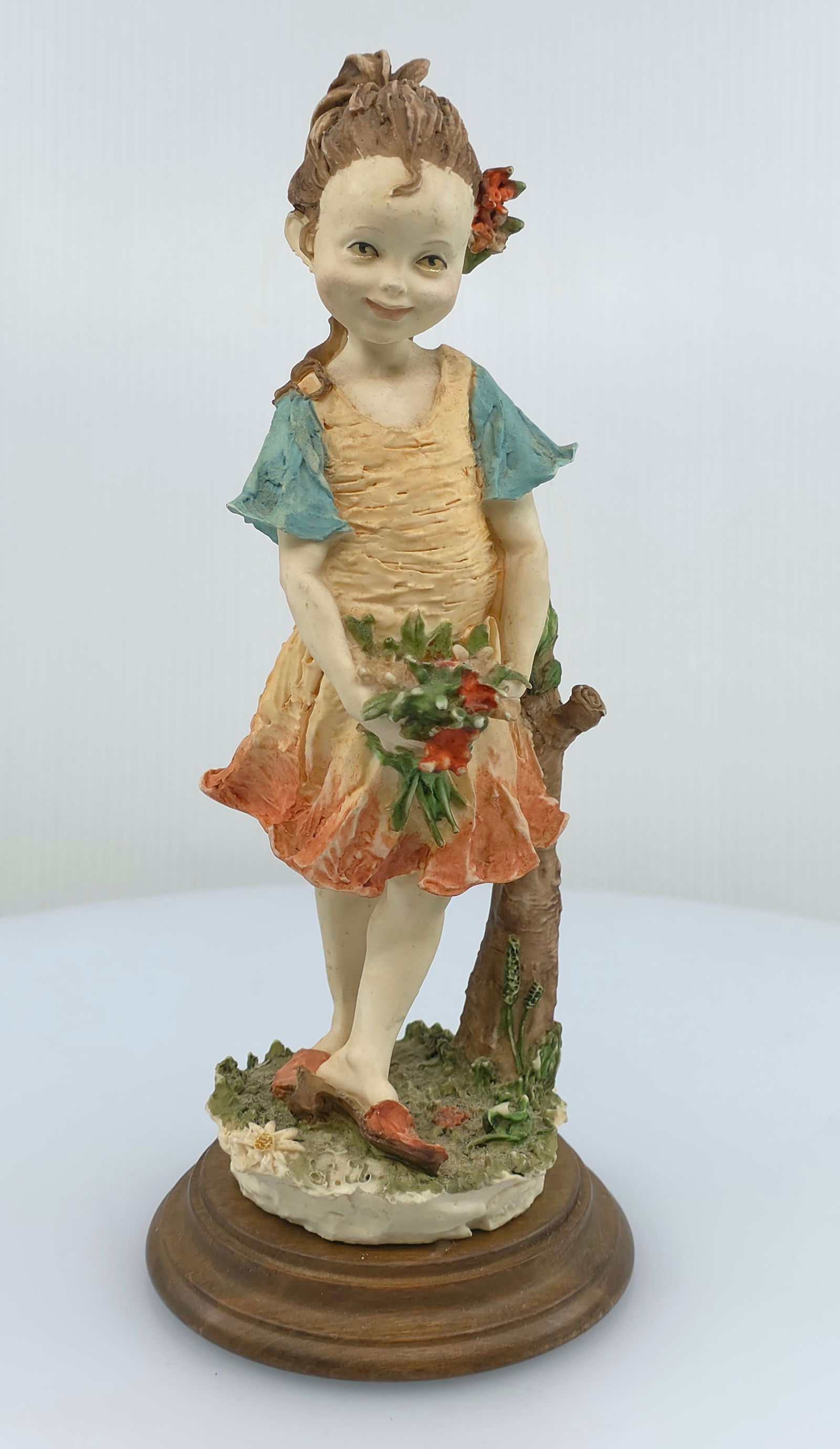 Giuseppe Armani Capodimonte Italy Bikiniis Girl Figurine With Wood Base 9"h: 9.25" ht excellent condition