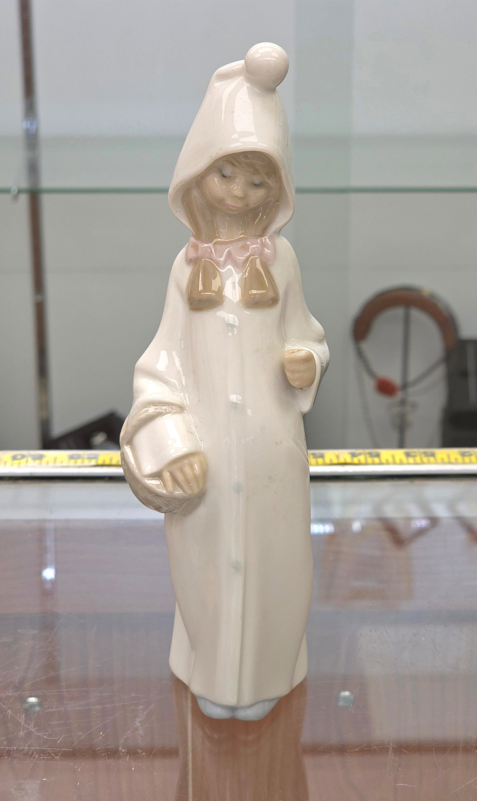 LLADRO Porcelaine Figurine SHEPHARD GIRL Pony Tails Long Robe Basket Glossy: excellent condition