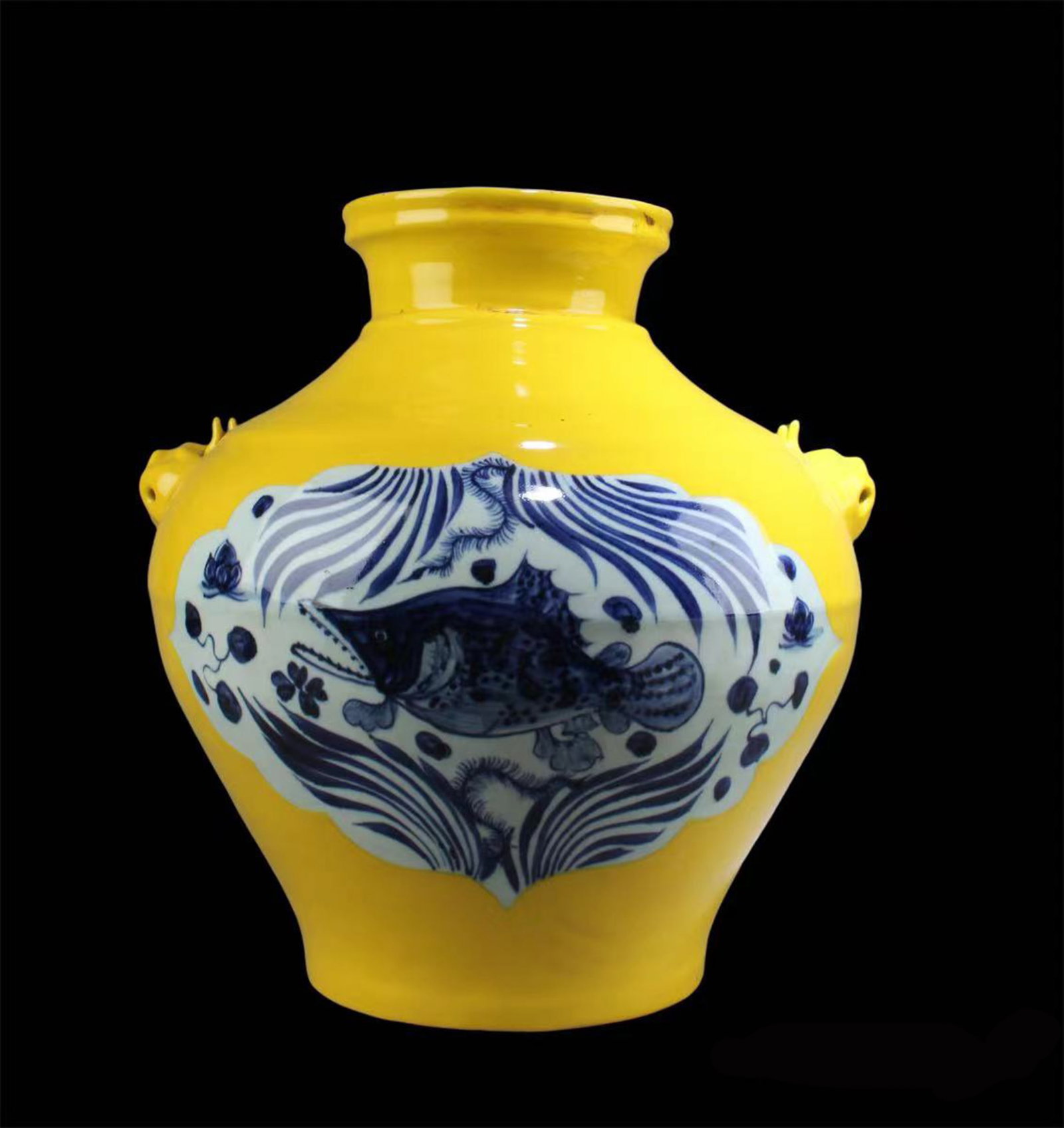 CHINESE FAMILLE JAUNE PORCELAIN JAR (1 of 8)