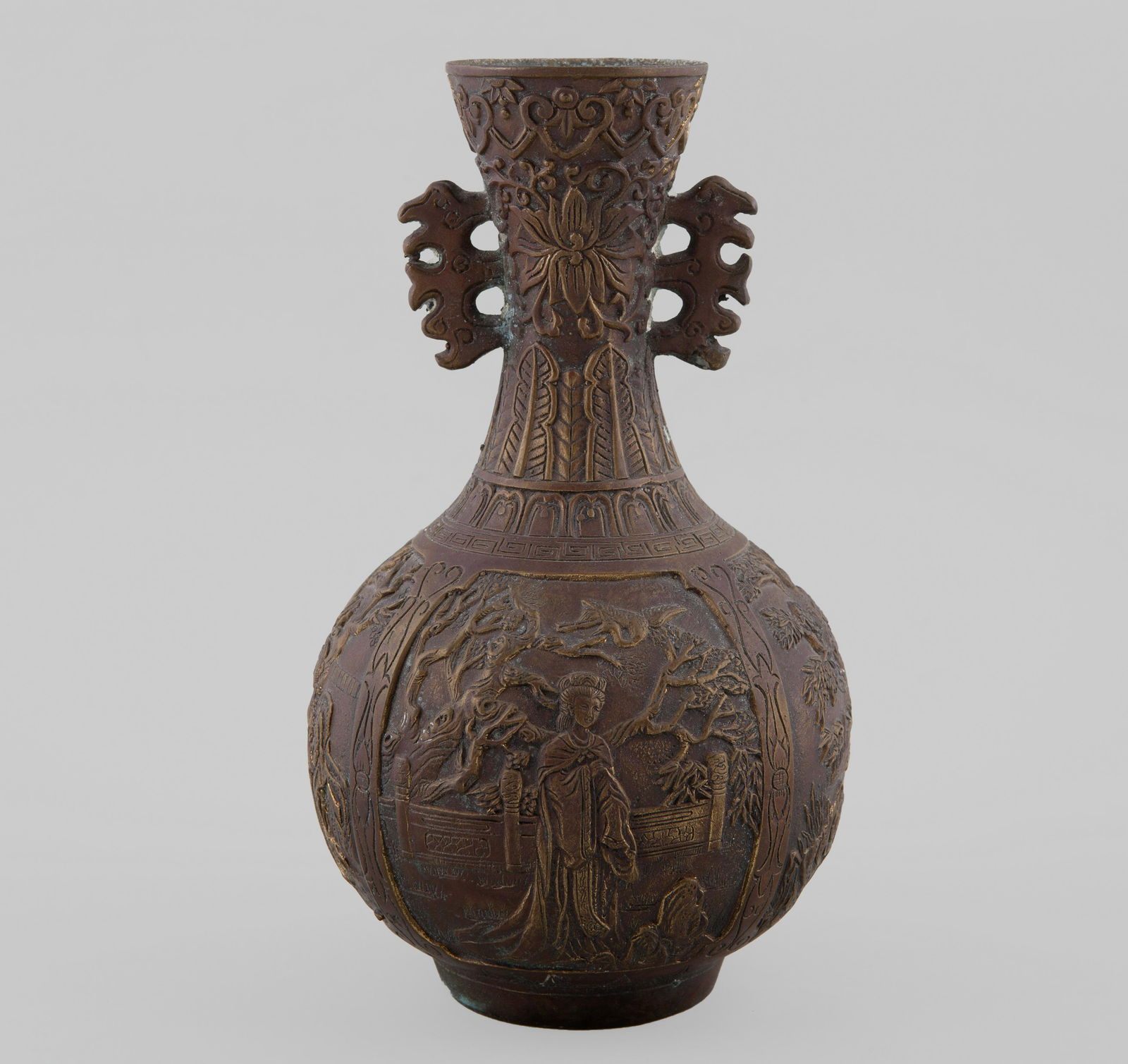 BRONZE VASE. MARK ON THE BASE OF MASTER WANG YULAN.: BRONZE VASE. MARK ON THE BASE OF MASTER WANG YULAN. CHINA, MING DYNASTY, XVII CENTURY 20.5 cm high. Decoration arranged in posters, inside represented ladies in landscapes, and handles representing au