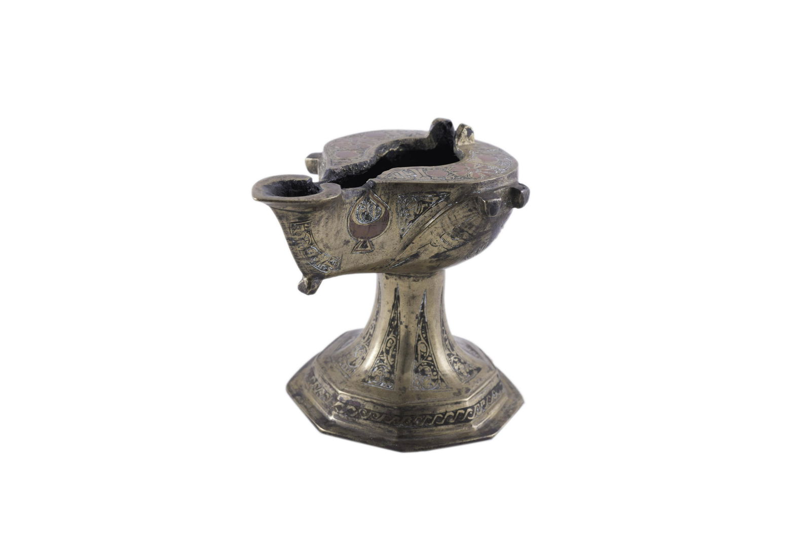 ORIENTAL OIL LAMP, XVIII CENTURY Arab lamp or Persian: ORIENTAL OIL LAMP, XVIII CENTURY Arab lamp or Persian oil lantern of 10 x 12 x 9 cm. It stands on one foot, decorated with a braided motif engraved on the base. The rest of the piece is decorated with