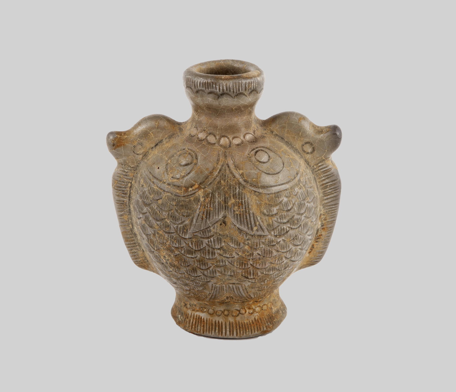 FISH-SHAPED VASE IN GLAZED AND GLAZED CERAMIC. CHASING: FISH-SHAPED VASE IN GLAZED AND GLAZED CERAMIC. CHASING MODELS OF THE SONG DYNASTY. REPUBLIC OF CHINA 10.5 x 8.5 x 5 cm. Decorated in the shape of a fish with incised details.