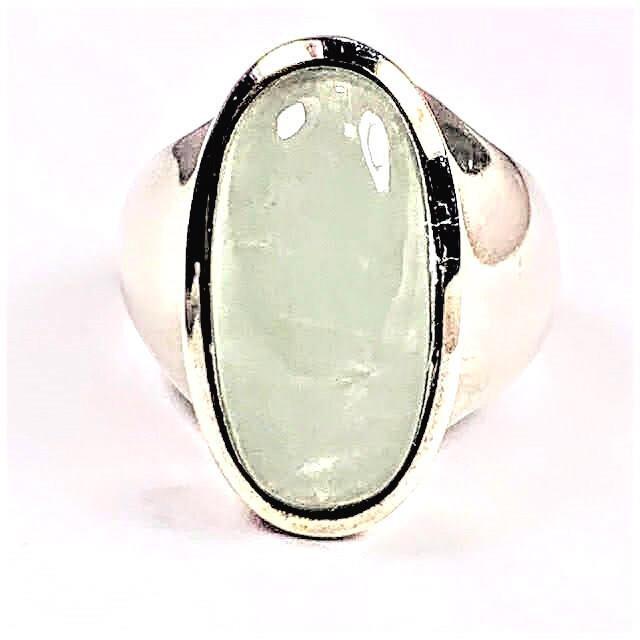 .925 Silver Moonstone Ring Size 7: .925 Silver Moonstone Ring Size 7 The weight is 6.74 grams.