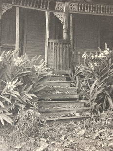 HANK O'NEAL Signed Photogravure OLD HOUSE WITH FLOWERS All The Kings Men LIMITED EDITIONS CLUB: ARTIST: Hank O'Neal (Kilgore, Texas, Washington, DC, New York City, 1940) TITLE: Old House with Flowers MEDIUM: Hand-rubbed photogravure IMAGE SIZE: 7" x 5 3/4" OVERALL SIZE: 20" x 16" DESCRIPTION: