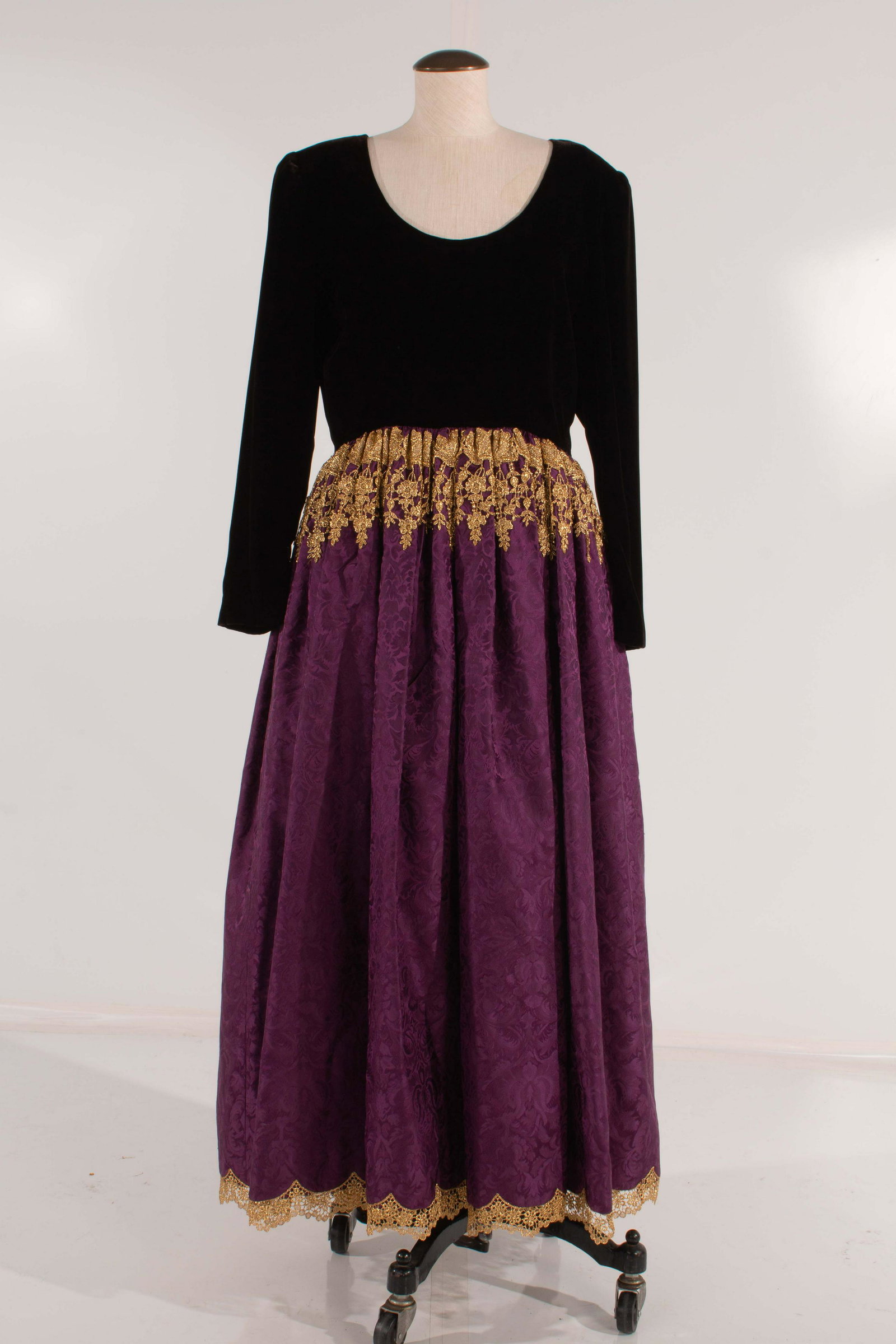 Oscar De La Renta Velvet & Satin Gown Gold Accent Blk/Purple: Oscar De La Renta Velvet & Satin Gown Gold Accent Blk/Purple Scalloped Gold Lace Hem FRONT:53.5; Collar-Cuff:27; Shoulder-Cuff:23; Shoulder-Shoulder:19; Chest:16.5; Pit-Pit:20; Pit-Cuff:16.5; Waist:31
