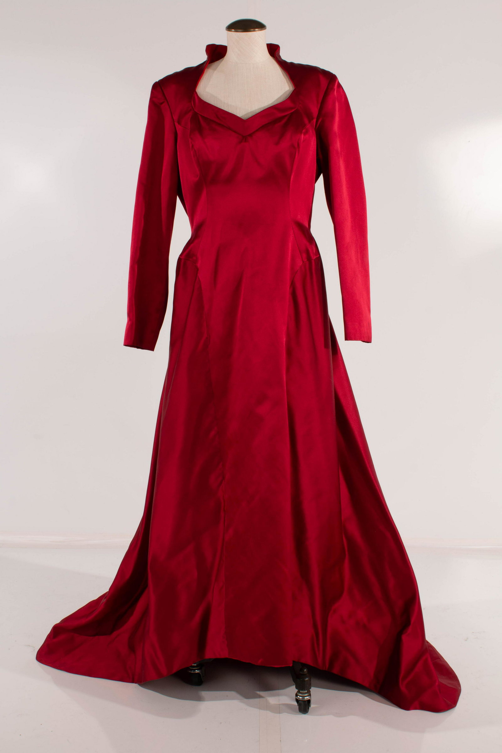 Helen Morley Silk/Satin Gown Cherry: Helen Morley Long-Sleeved Silk/Satin Gown Cherry(Damage On Zipper); FRONT: 56; Chest:16.5; Collar-Cuf: 29; Shoulder-Cuff:24; Pit-Pit:20; Pit-Cuff: 16; Shoulder-Shoulder: 18; Waist: 32