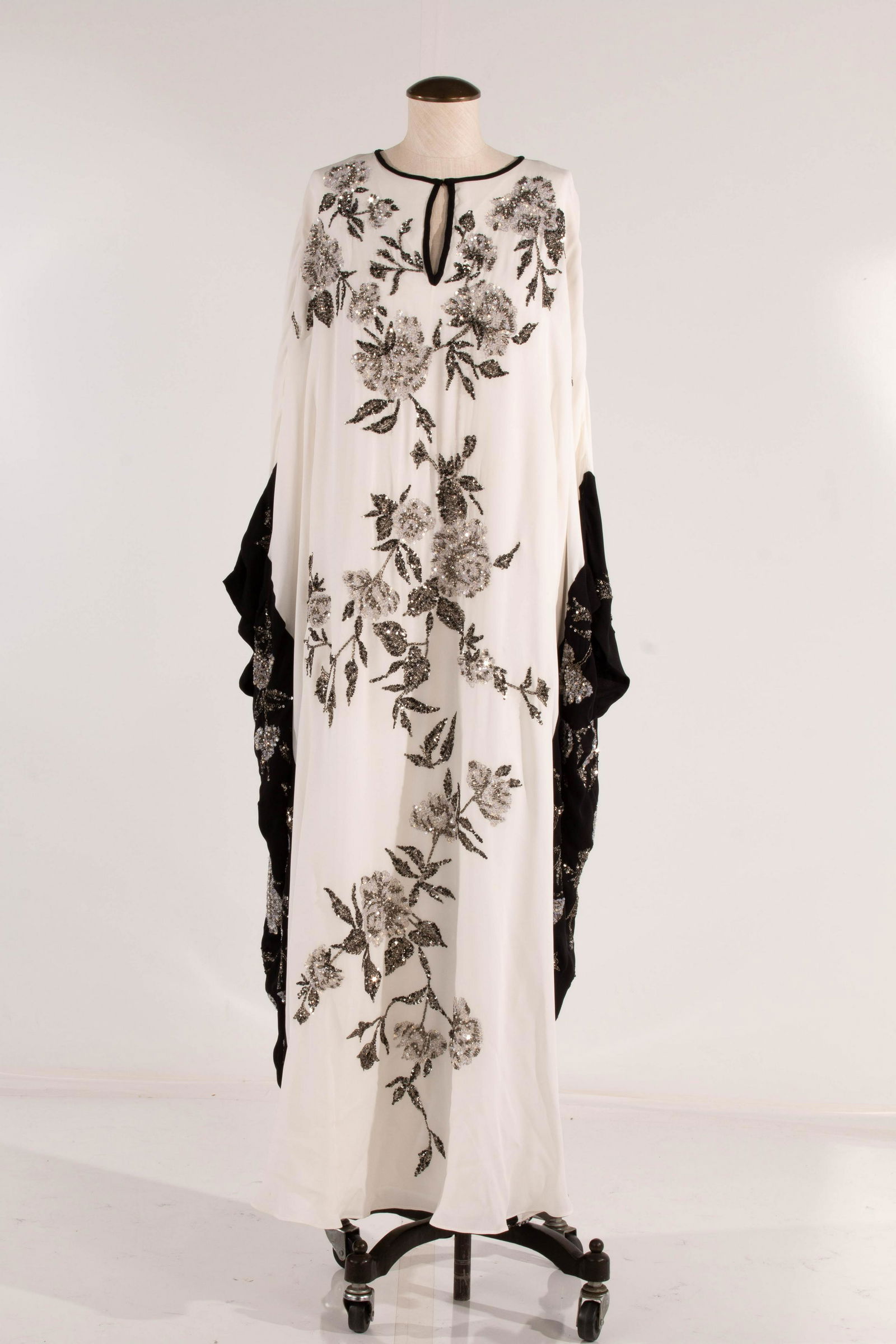 Marchesa Silk Beaded Caftan Ribbon White/Black (1 of 11)