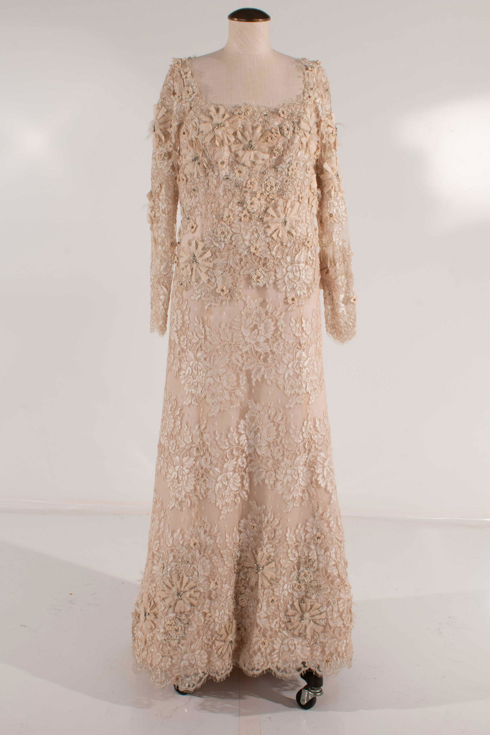 Monique Lhuillier Lace Gown Embroidery Beaded: Monique Lhuillier Cream Lace Gown Embroidery Beaded.FRONT:57; Chest:15; Collar to Cuff:25; Shoulder to Cuff:24; Collar to Cuff:26; Shoulder to Shoulder:13.5 Pit to Pit:18; Pit to Cuff:18; Back Collar