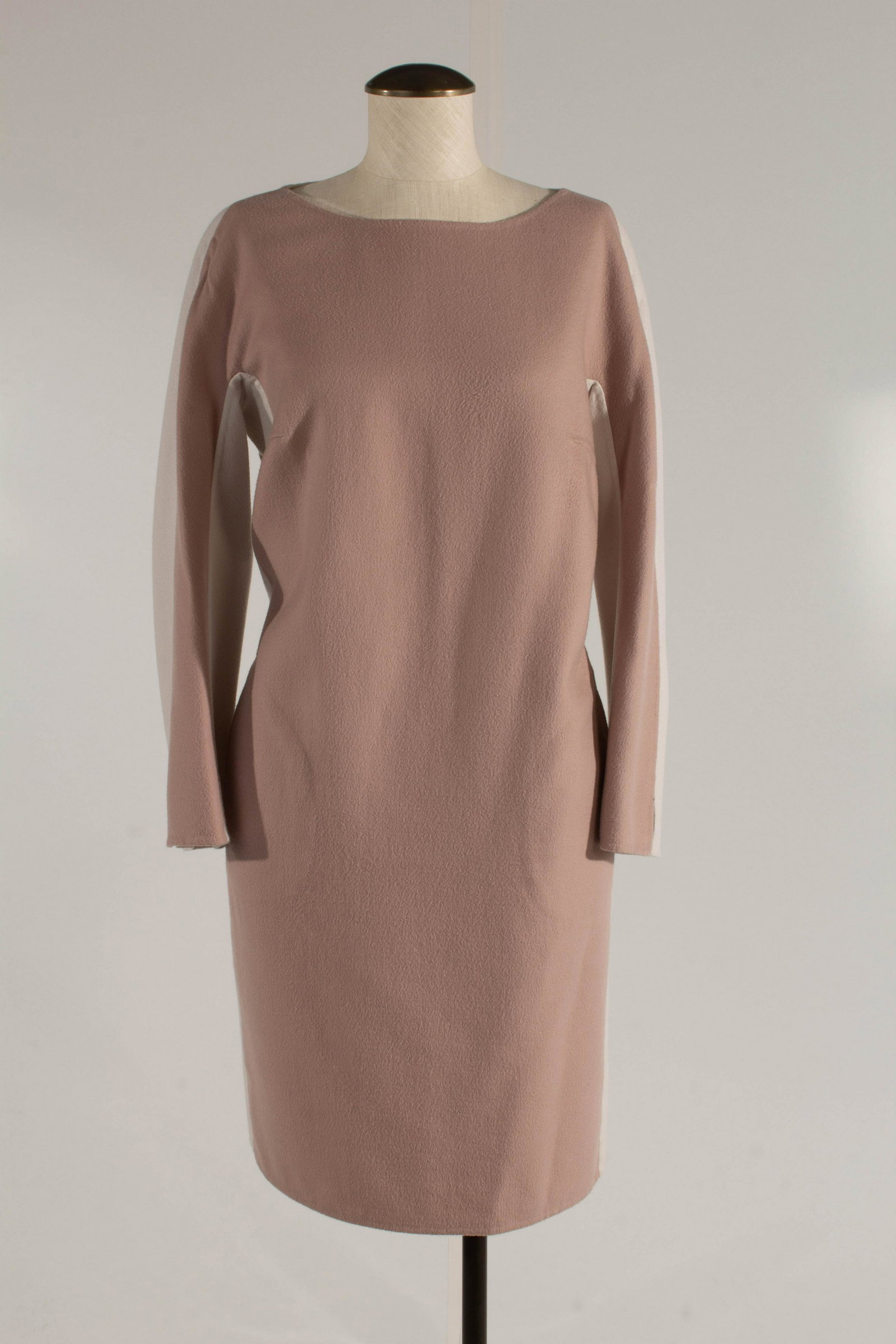 Loro Piana Cashmere Felt Dress Size 46 MAUVE: Loro Piana 100% Cashmere Felt Dress Bi-Color Mauve/ Beige SIZE 46 Hidden side pockets Front collar to bottom 34" ; back collar to bottom 35" ; collar to cuff 24"; chest 16" ; pit to pit 21.5" ; pit to