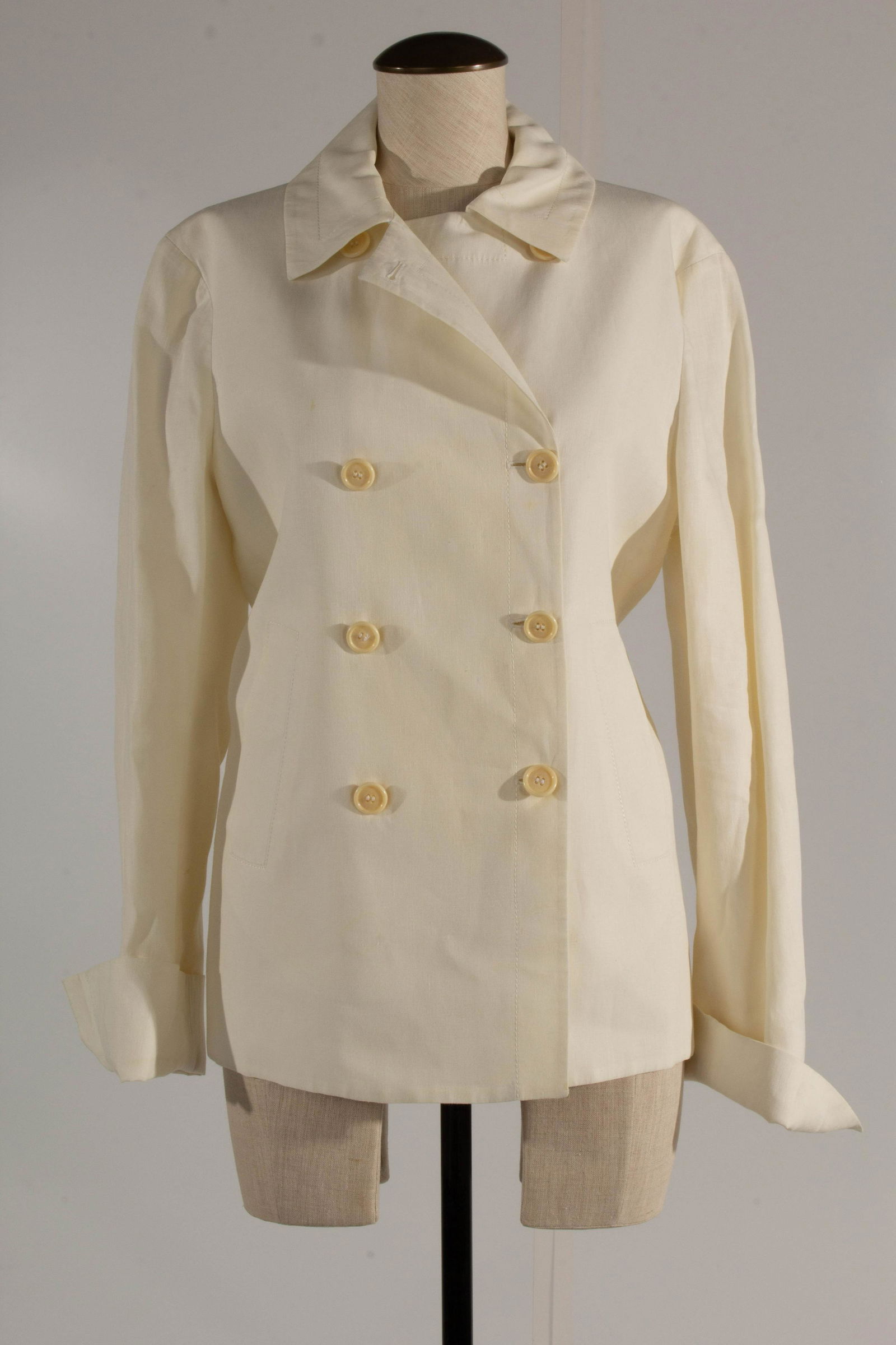 Loro Piana Peacoat Linen Flax Jacket Cream SIZE 48: Front collar to bottom 23" ; back collar to bottom 25.5" ; collar to cuff 33" ; shoulder to cuff 26" ; shoulder to shoulder 17" ; pit to pit 19.5" ; chest 14.5" ; pit to side bottom 16" ; collar width
