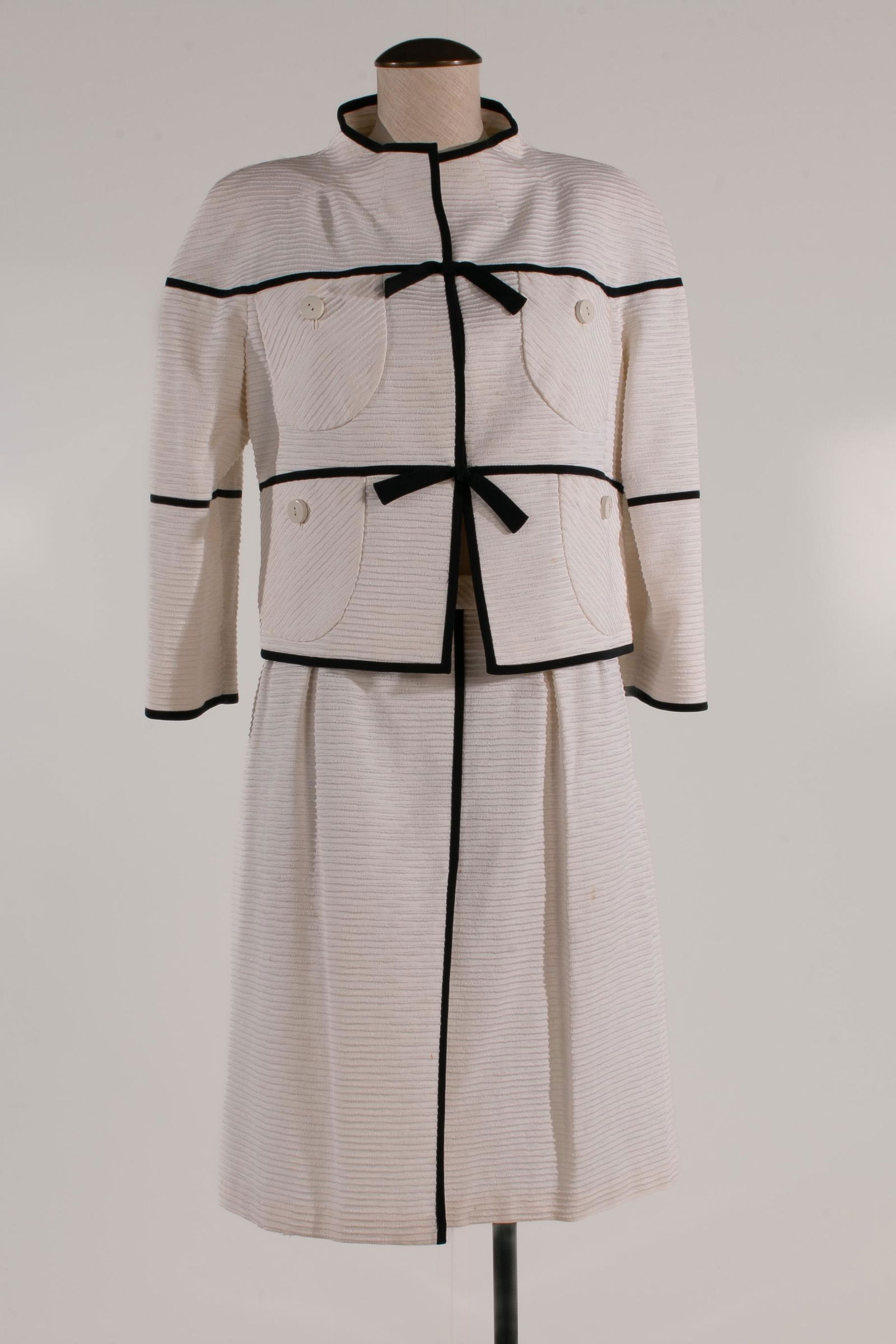 Valentino Box Skirt Suit Hand Tie Closure Cream, Size 12 (1 of 20)
