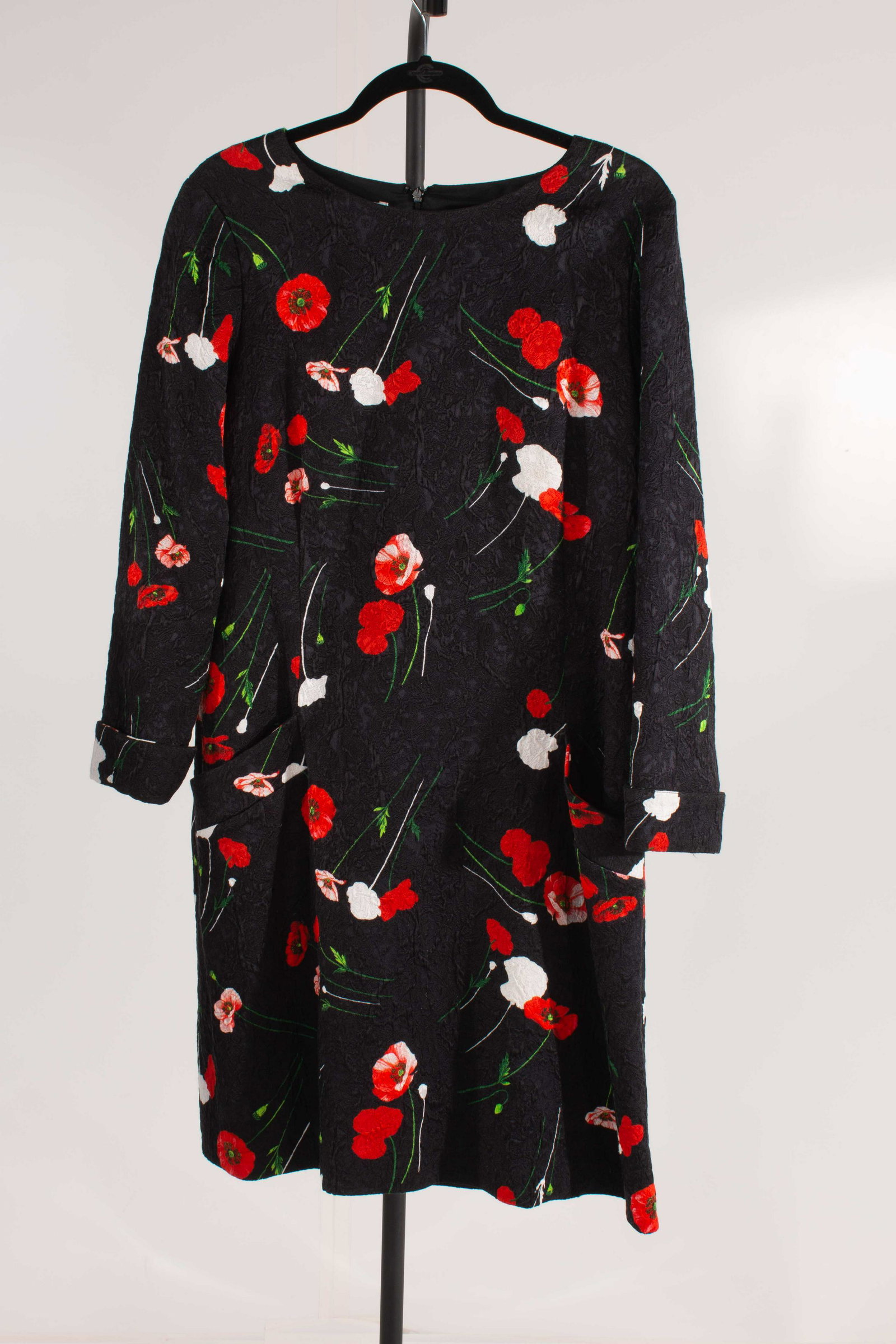 Oscar De La Renta Cotton Blend Smock Dress Poppies Size 10 BLACK: Oscar De La Renta Cotton Blend Smock Dress Poppies Black Sz 10 FRONT:37.5; Chest:14; Pit-Pit:19.5; Pit-Cuff:14; Collar-Cuff:25.5; Shoulder-Cuff:21.5; Bottom Hem: 52; Front Collar-Bttm:34; Back of Neck