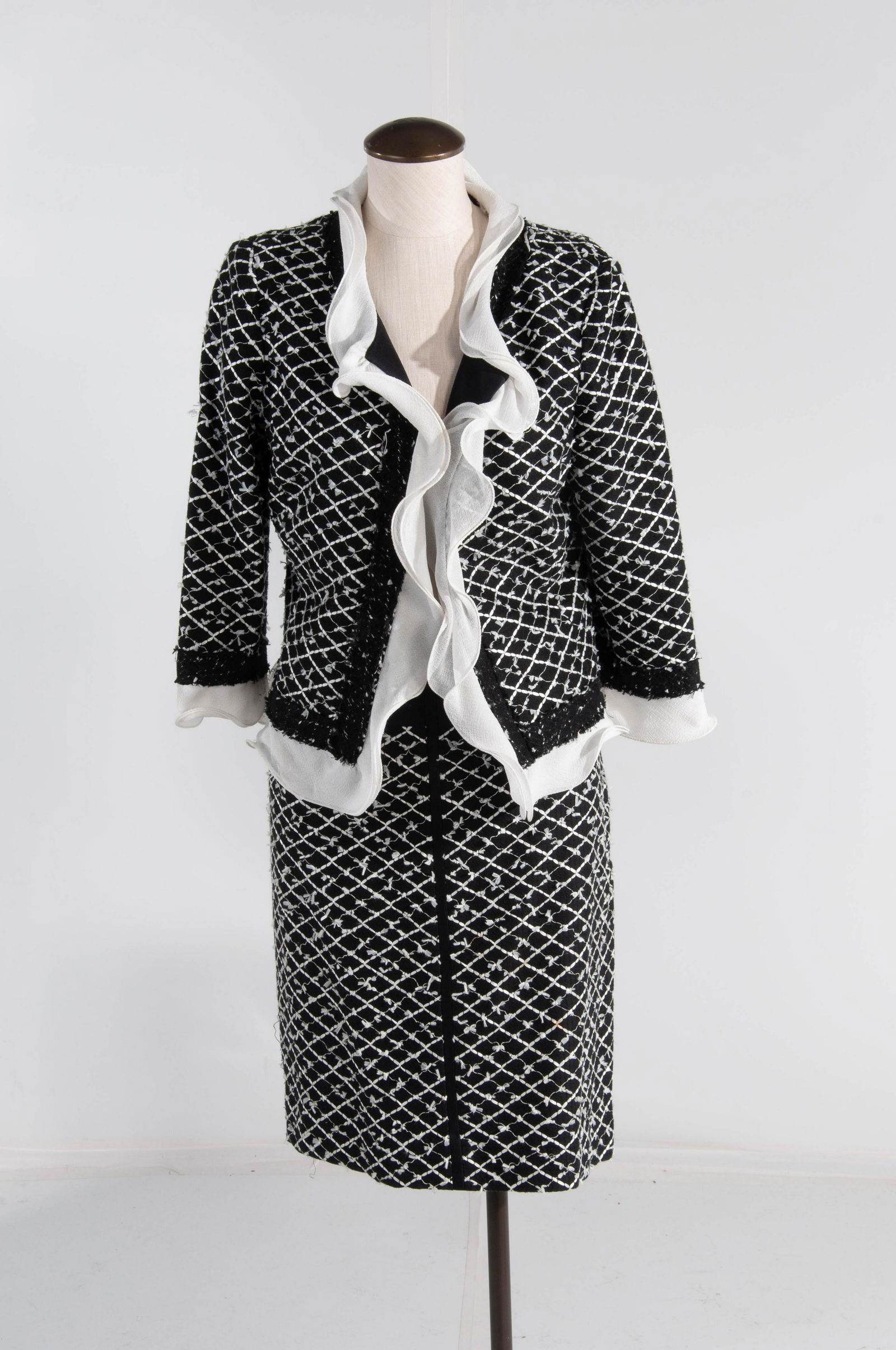 Oscar De La Renta Boucle Skirt Suit Size 12 B/W (1 of 12)