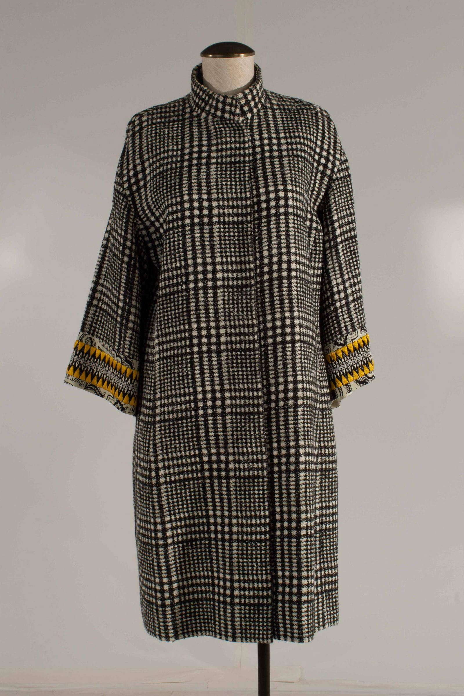 Etro Knit Aline Terry Coat Embroider Cuff Check B/W: Etro Knit Aline Houndsttoh Palid Coat Embroider Cuff Check B/W SIZE 46 Side Pockets Front collat to bottom 33" ; back collar to bottom 37" ; Collar to cuff 23 ; shoulder to cuff 16" ; shoulder to shou