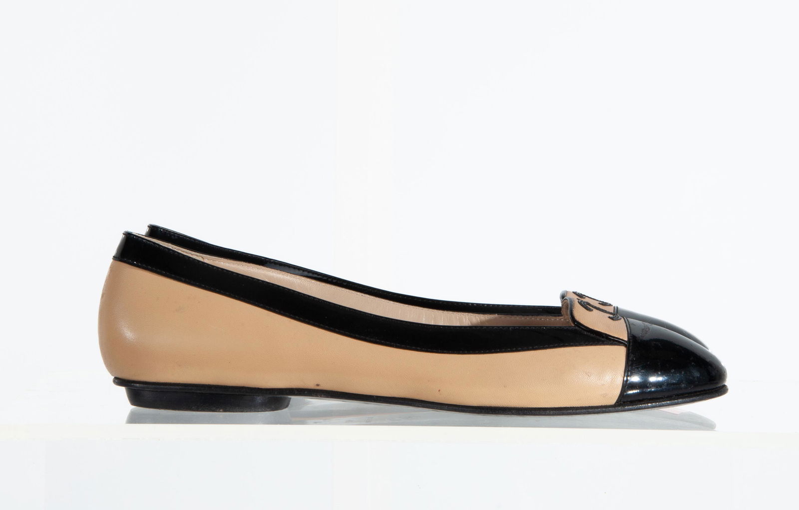 Chanel Cap Toe Logo Loafer Beige/Black Size 38.5 (1 of 8)