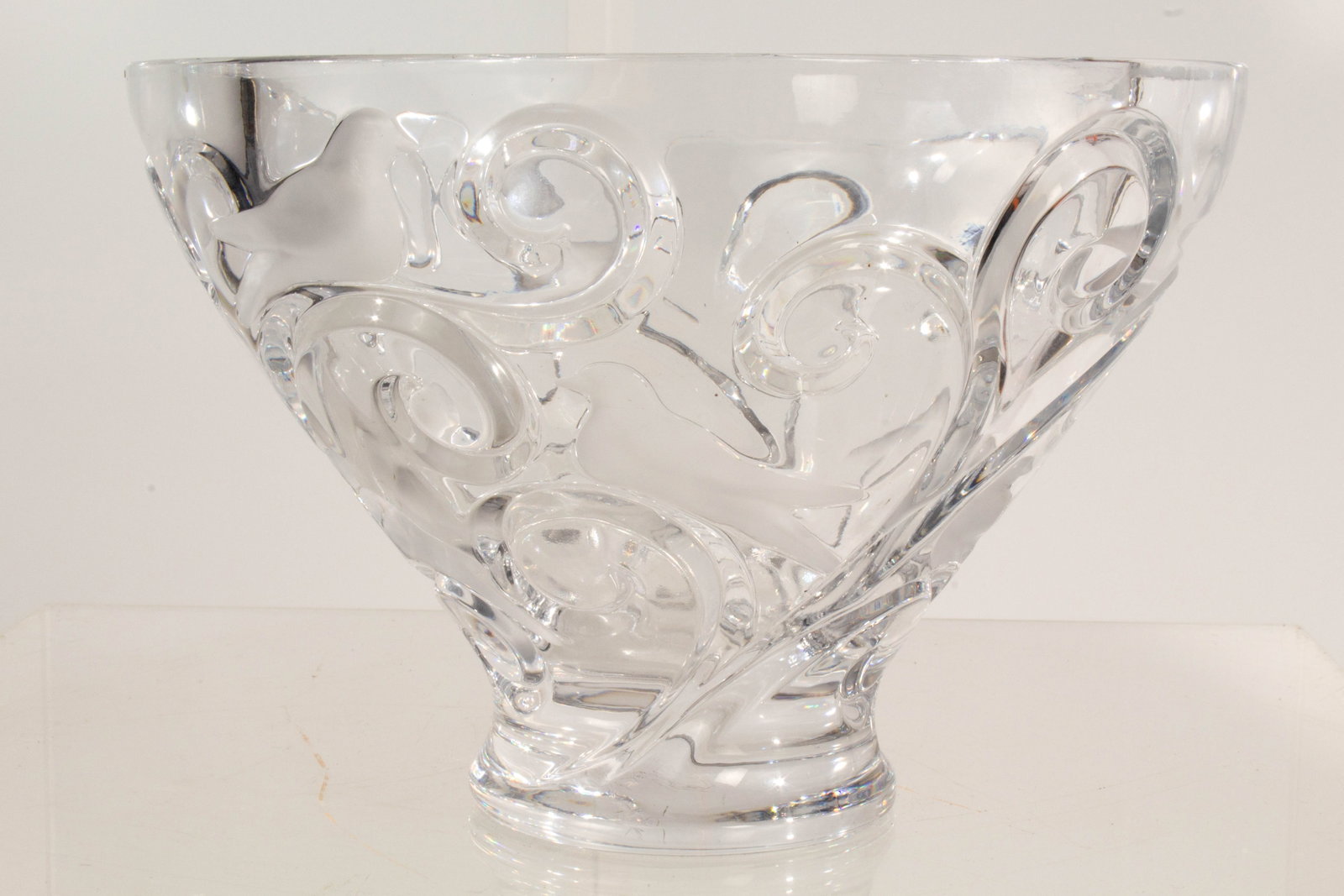 Lalique Verone Bowl: Crystal bowl in excellent condition. Birds and scrolls etched on bowl.