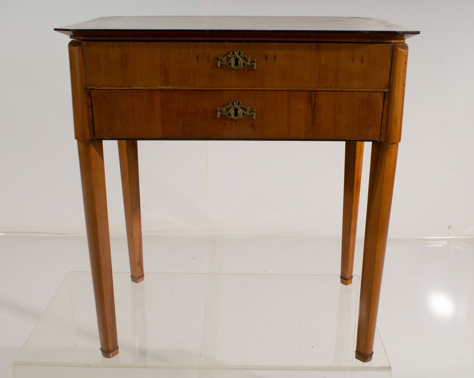 Flip Top Curio Table with Burlwood Inlaid top: Flip top table with dividers. Some spots of wear to veneer.