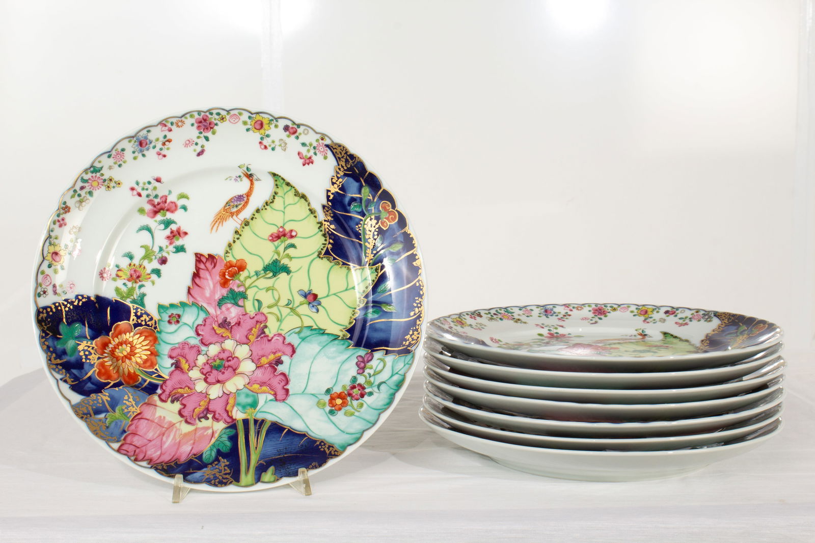 Mottahedeh - Tabbacco Leaf - Dinner Plates (Set of 8) Metropolitan Museum of Art Edition. Set of 8: Set of eight, Metropolitan Museum of Art edition, Mottahedeh 10.75" dinner plates are decorated in a tobbacco leaf pattern. This pattern was common in Chinese porcelain in the second half of the 18th