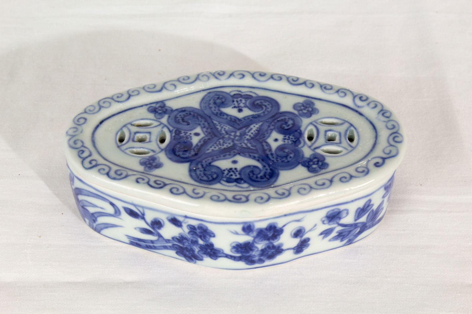 Ming Style Porcelain Container w/ Lid (1 of 7)