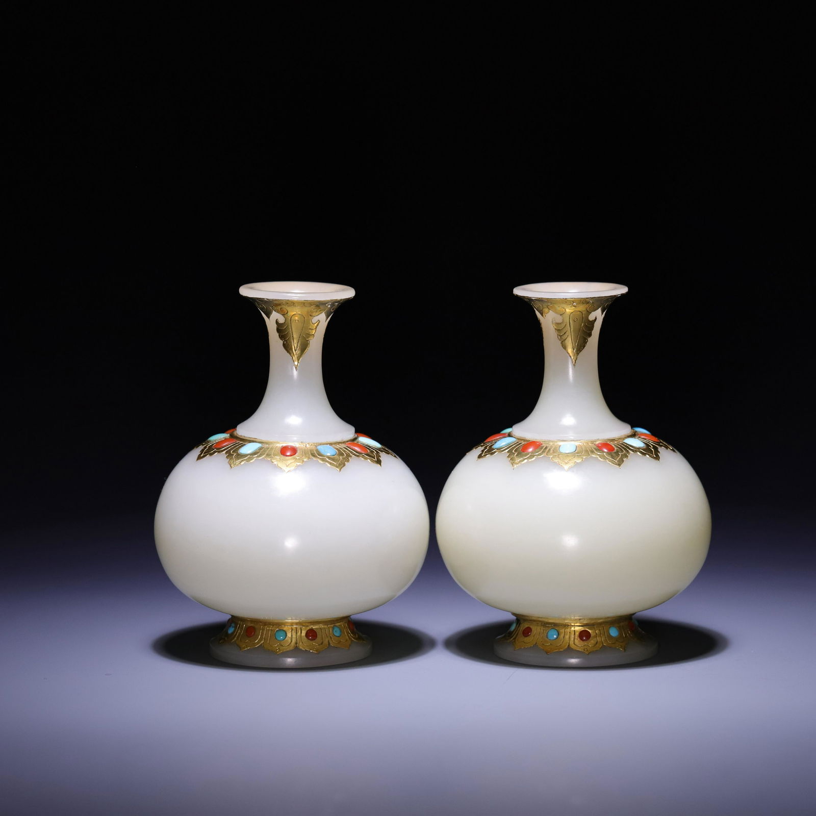 A PAIR OF WHITE JADE BOTTLE VASE.QING DYNASTY (1 of 5)