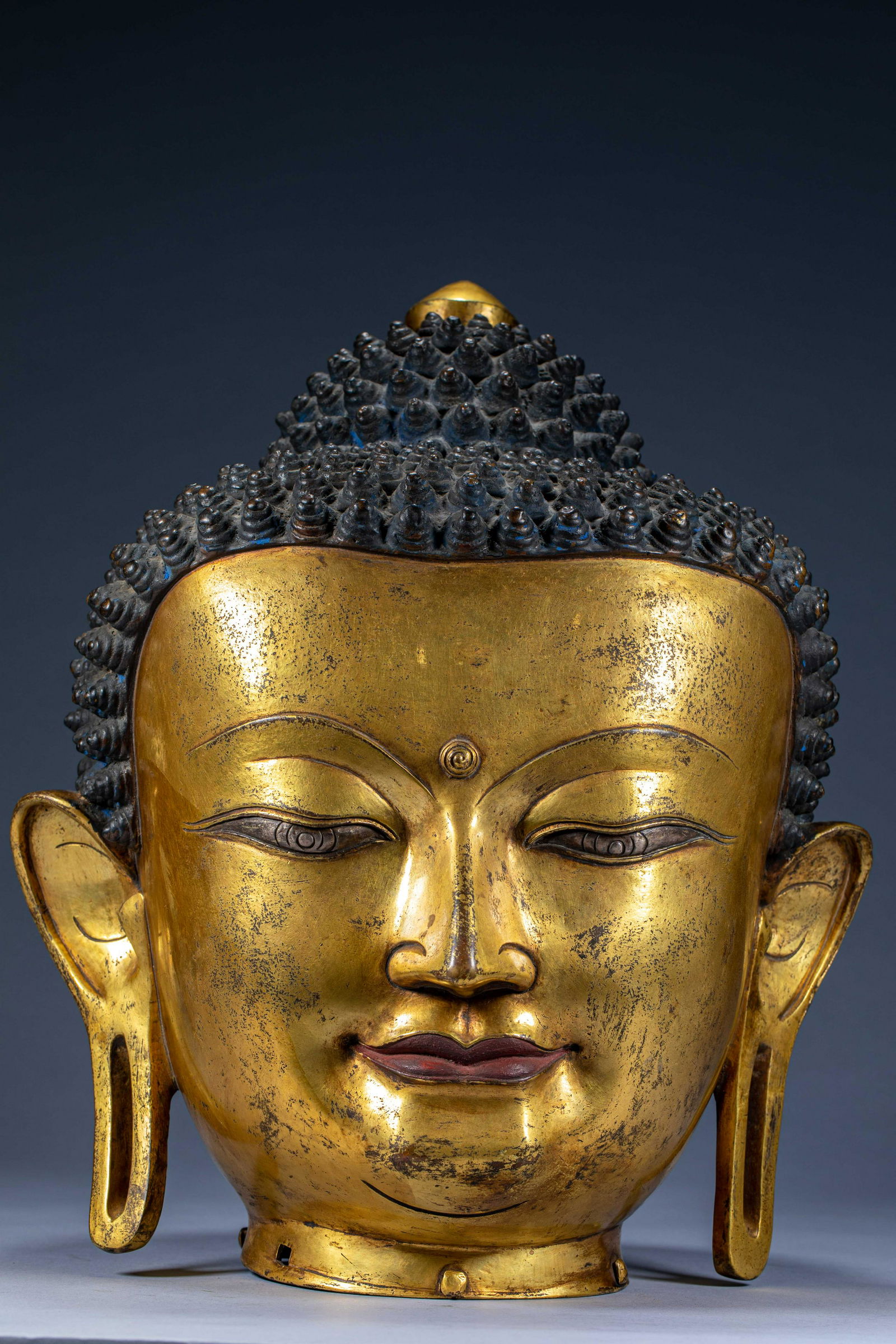 Gold gilt head of Shakyamuni Buddha in ancient China (1 of 9)