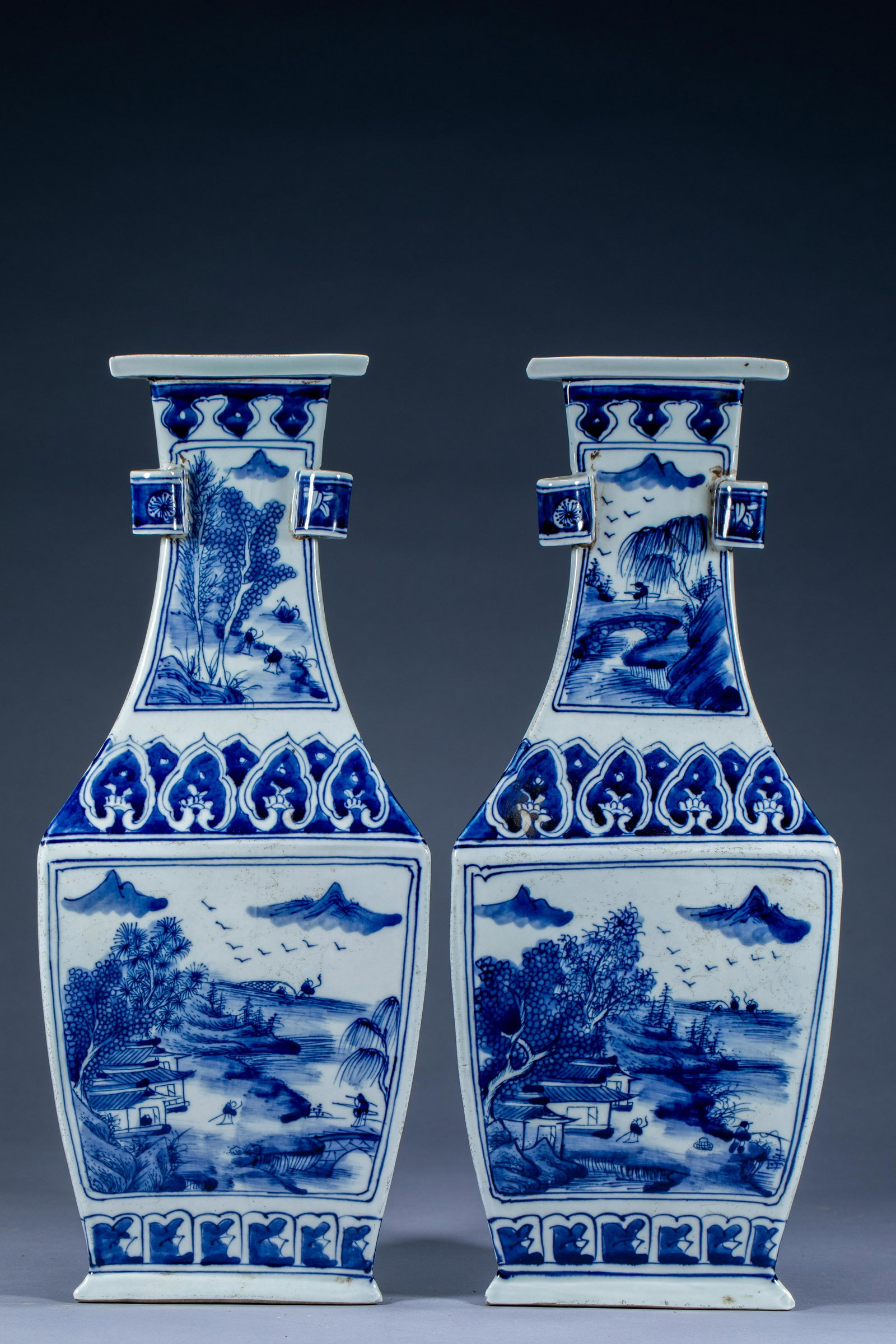 Chinese Qing Dynasty Kangxi blue and white landscape triangle vase (1 of 7)