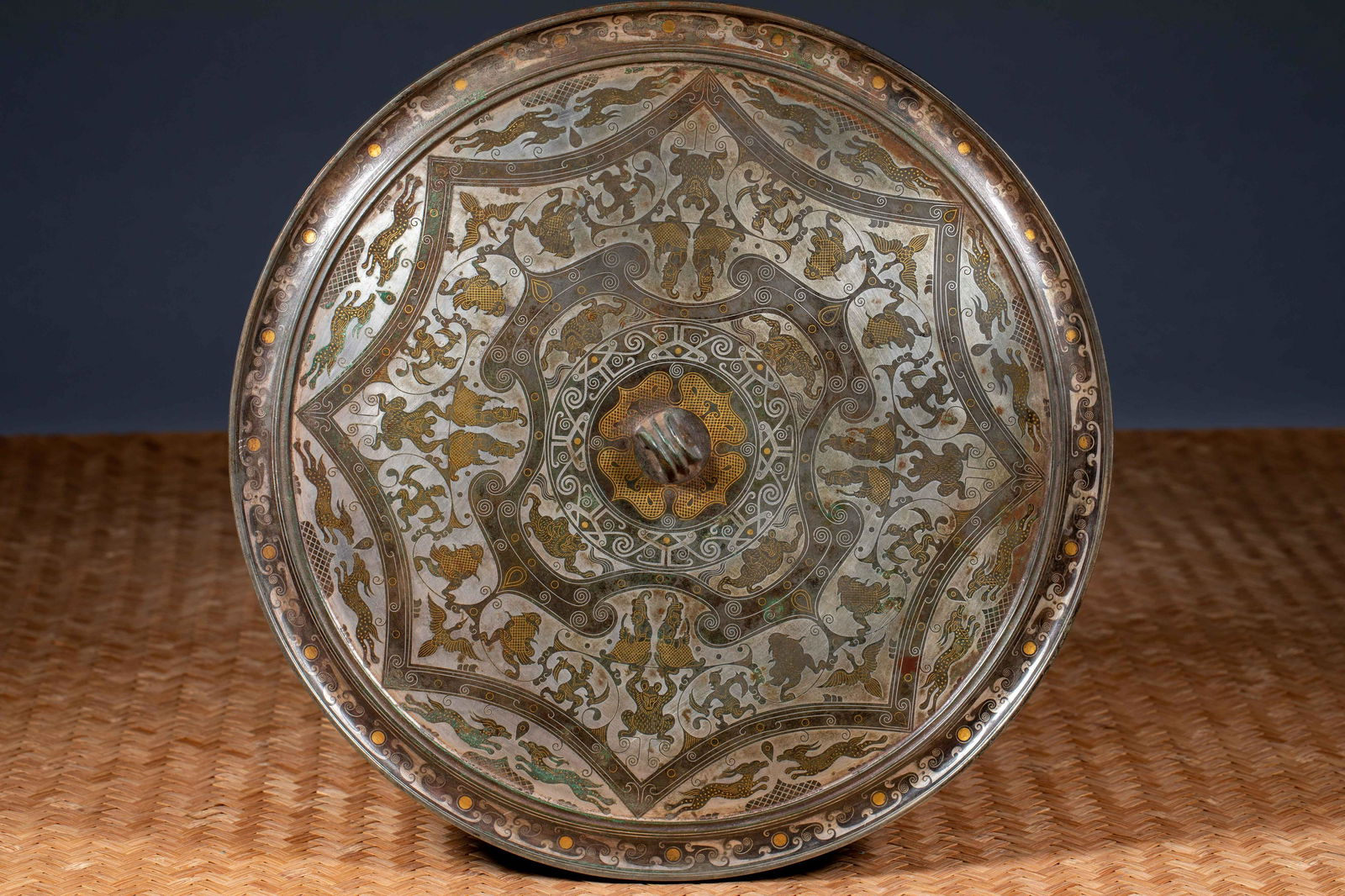 Ancient Chinese Cuo gold and silver animal pattern bronze mirror: Ancient Chinese Cuo gold and silver animal pattern bronze mirrorDiameter 28.5cm1950g