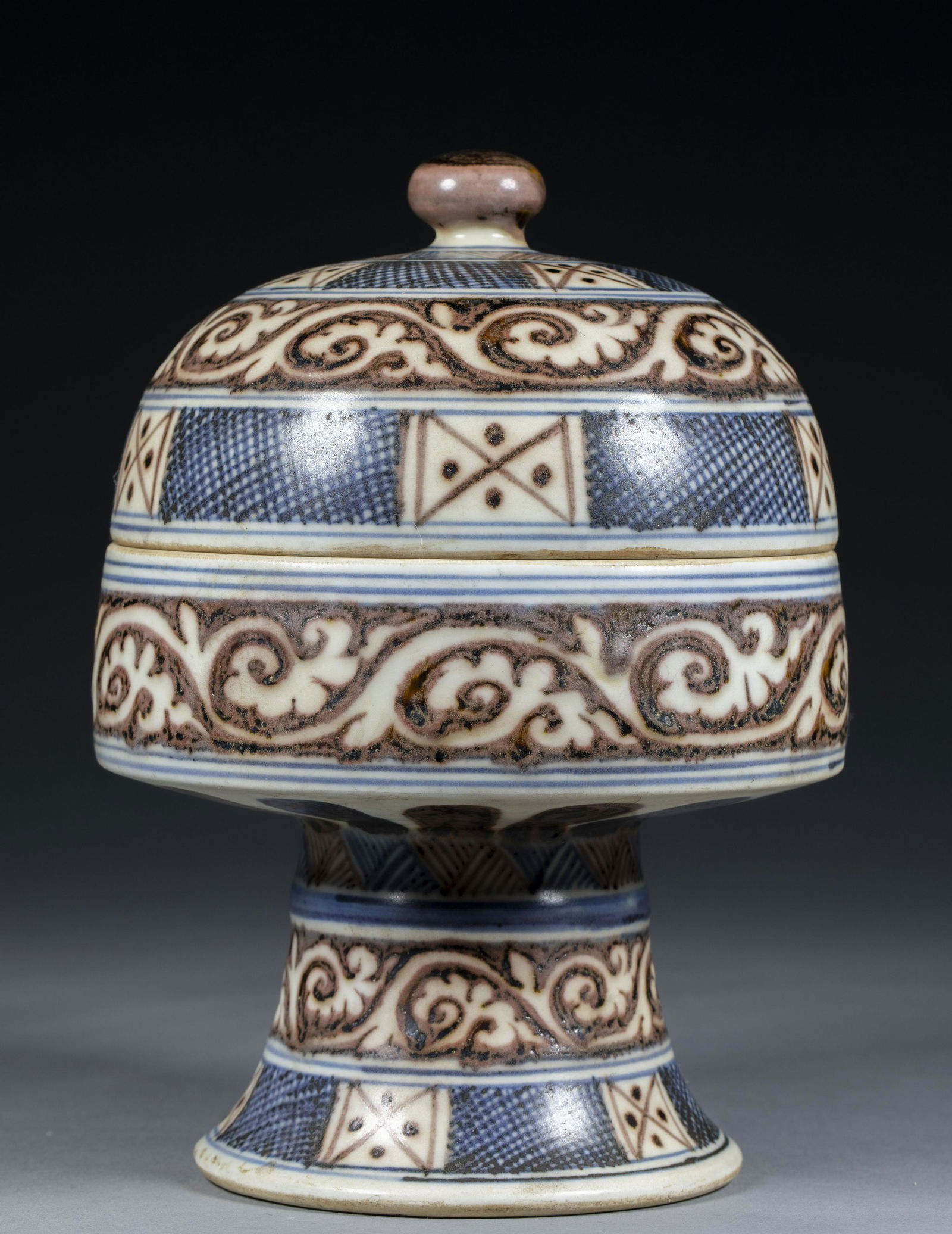 Xuandenian blue and white glazed red lid jar (1 of 6)