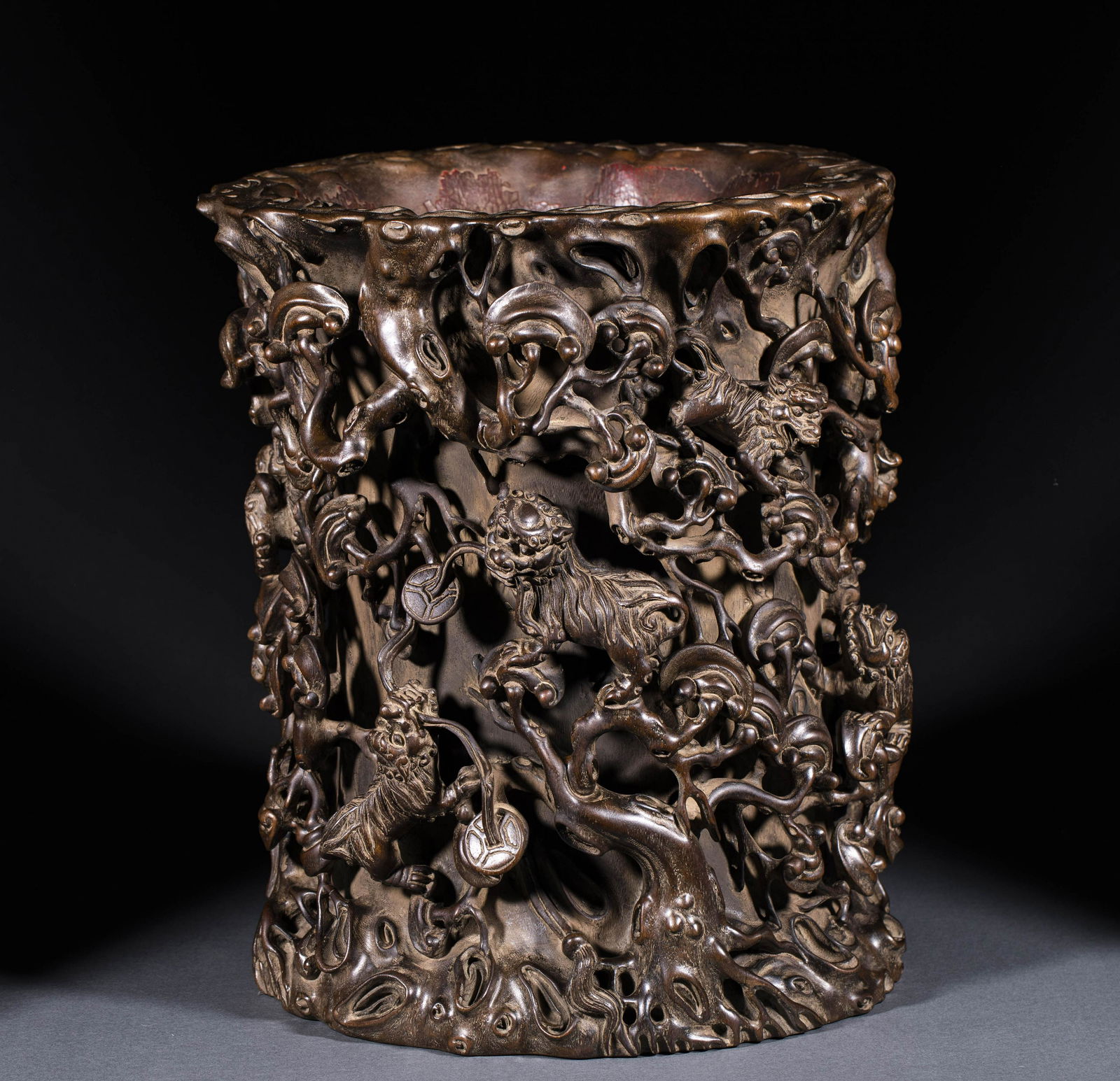 Chenxiang skillfully carved ganoderma lucidum lion drama embroidered ball hat tube (1 of 11)