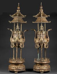 Before the Ming Dynasty, a pair of bronze smoked towers were erected with painted gold, three