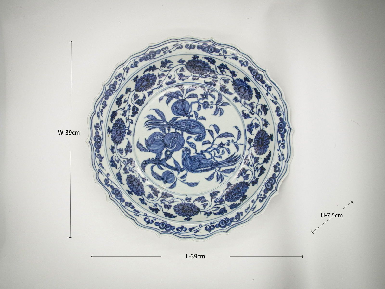 Blue and white twisted branch flower pattern Kwai mouth plate (1 of 8)