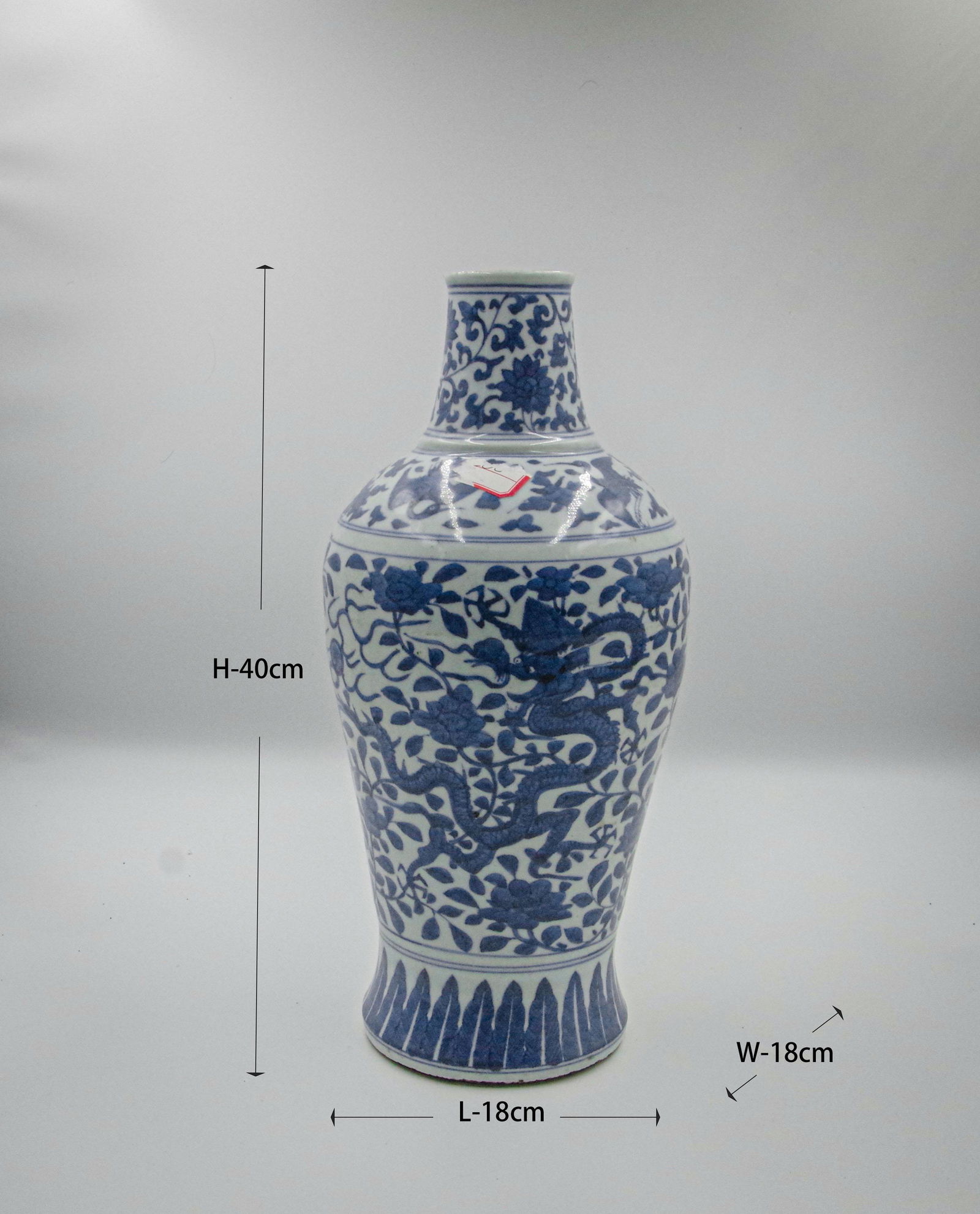 Blue and white porcelain dragon-piercing flower vase (1 of 8)