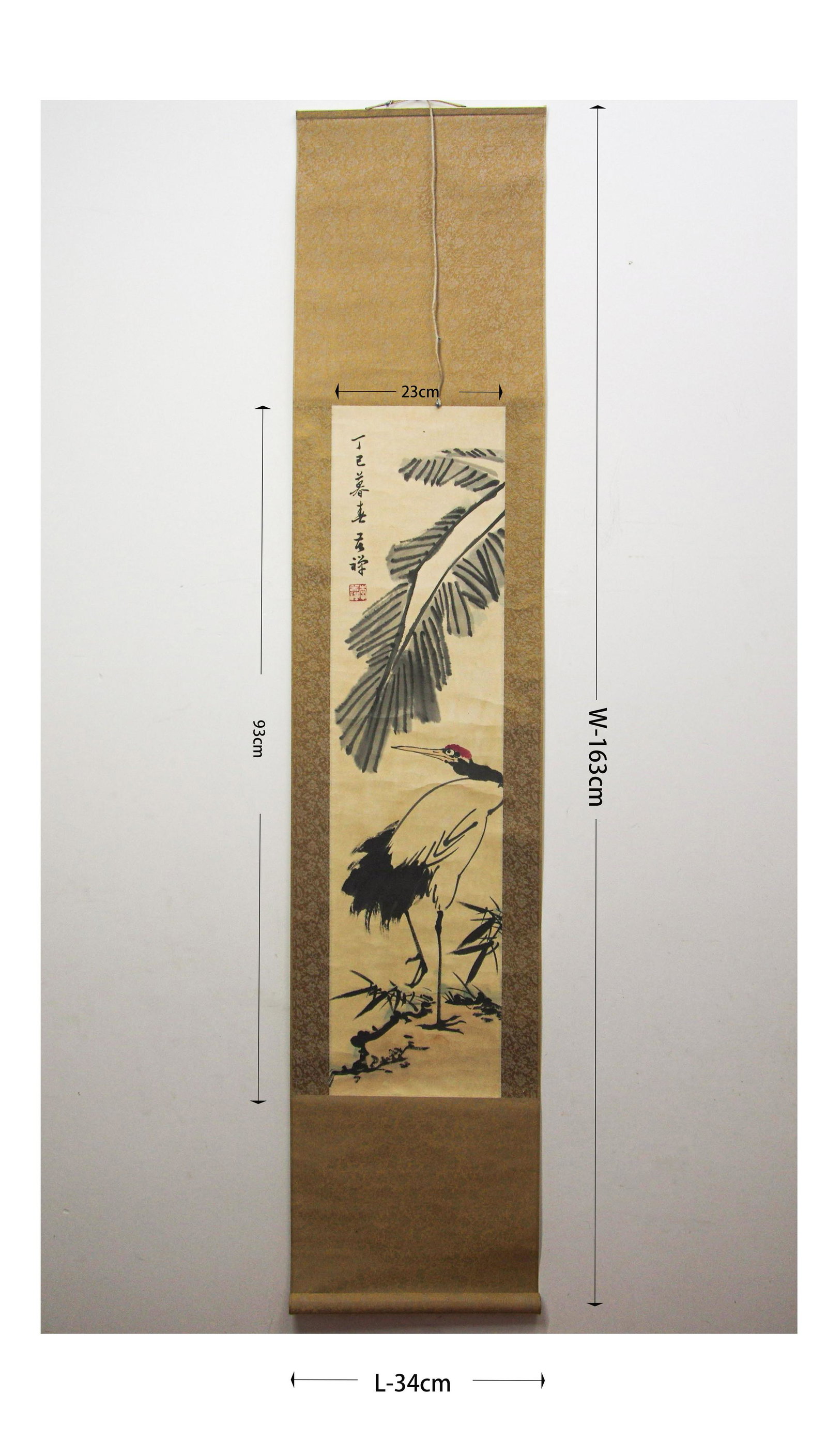 A Chinese flower and bird painting with a crane: This is a Chinese flower and bird painting of a crane, and the picture has a crane, banana leaves and bamboo. The painting is a scroll with a length of 163cm and a width of 34cm. The length of the pic